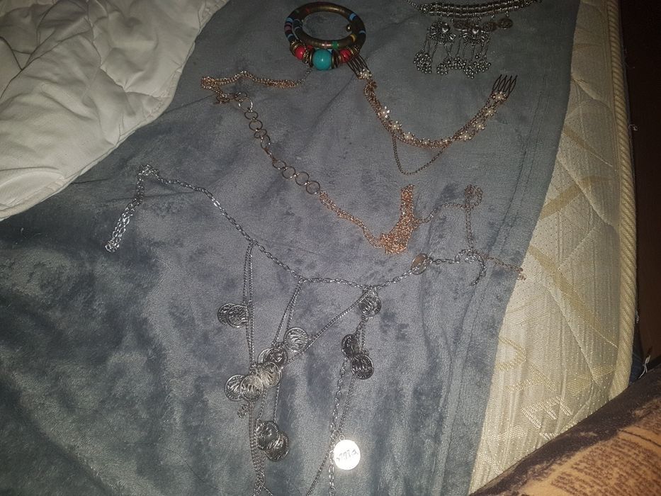 Vand geaca firma  blanita înăuntru de iarnă e ok sau si bijuterii