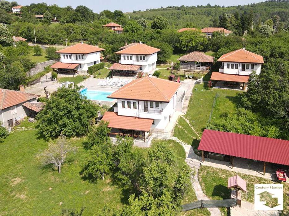 125180 Ваканционен комплекс с 4 къщи, басейн и BBQ зони в с. Бадевци