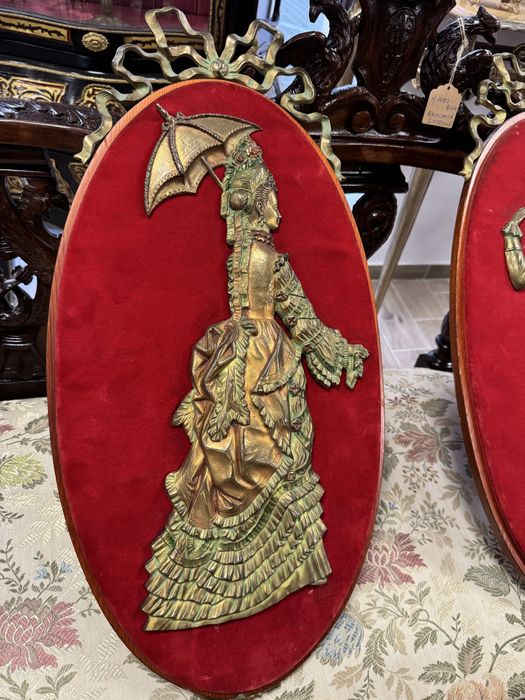 Doua tablouri - bronz in relief pe catifea rosie