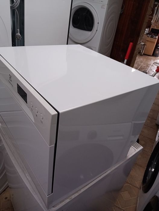 Малка свободно стояща съдомиялна кубче Elektrolux с 2 години Гаранция