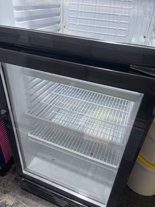 Продам витринный холодильник