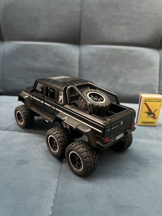 Продам металлическую машинку гелентваген