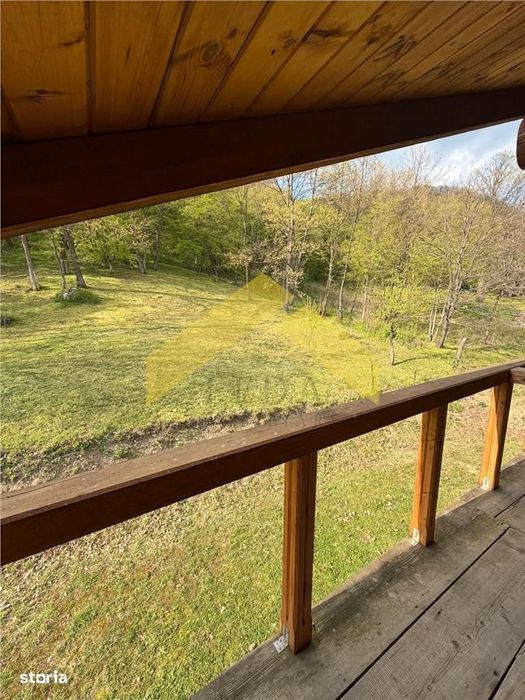 Cabana din piatra de codru si busteni pe Clisura Dunarii, Caraș-S