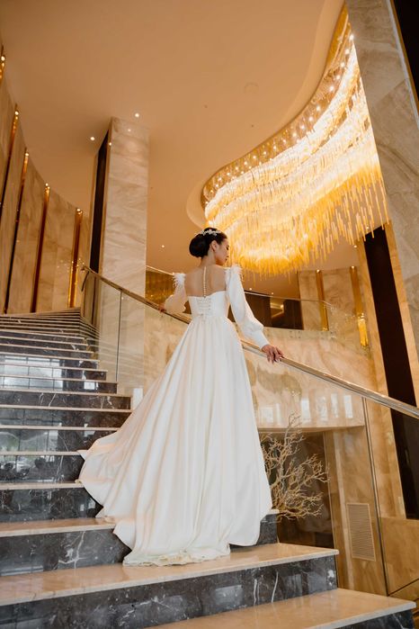 Продается свадебное атласное платье!