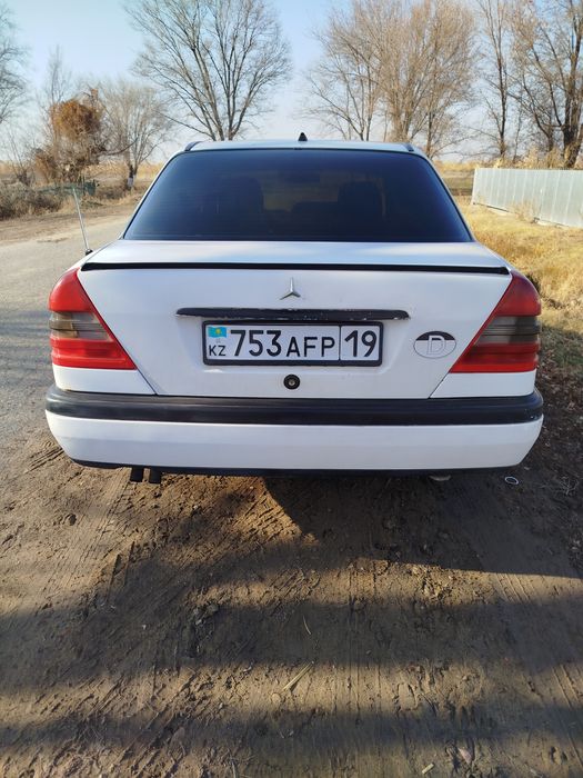 Машина Мерседес бенз C202