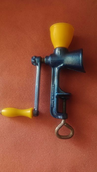 Румънска ръчна мелничка за мелене на черен пипер, кафе, подправки.