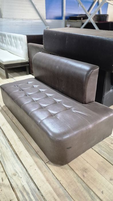 Барный стол, барные стулья, диваны, полки, полки, стенка, оборудование