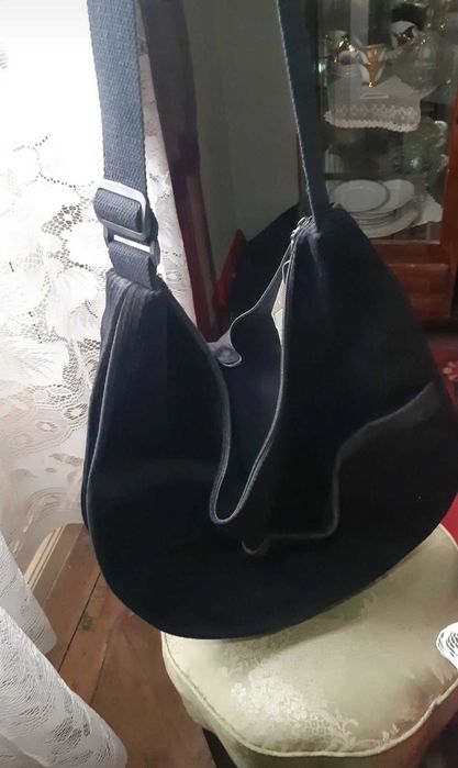 Geanta neagra din catifea raiata in stil boho/sport