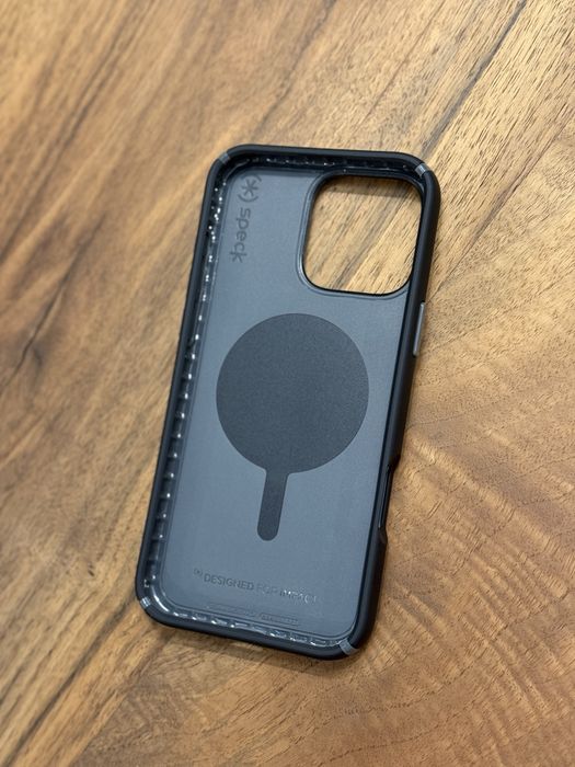 Speck Presidio — 16 Pro Max MagSafe удароустойчив кейс (черен)