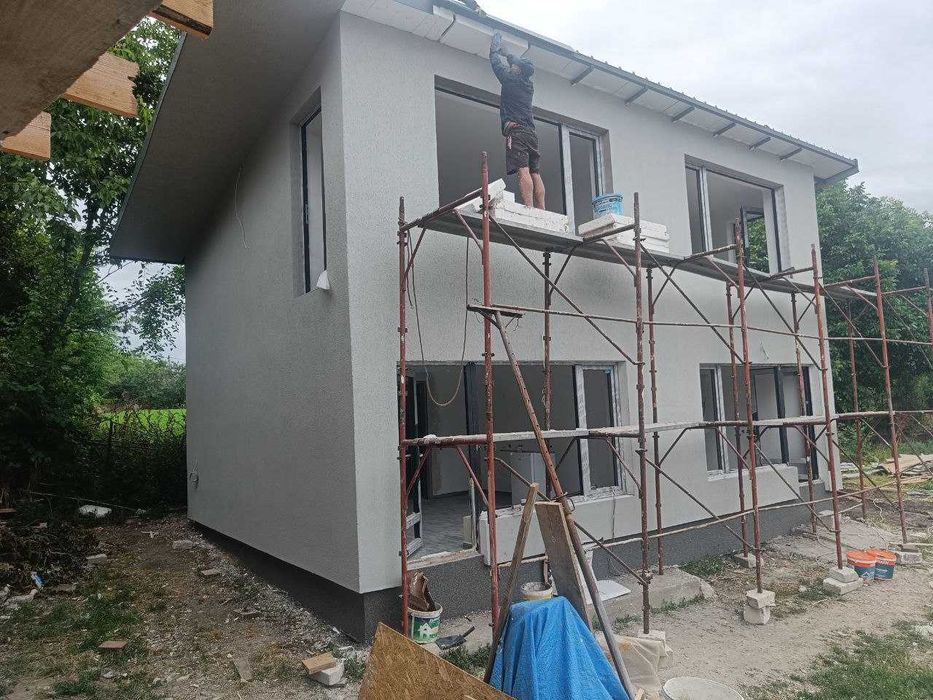 Echipa Meseriasi, specializați in: Constructii Case (Roșu, gri, cheie)