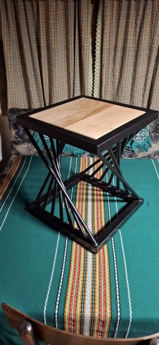 Помощна масичка от метален профил и  дъбова дървесина.