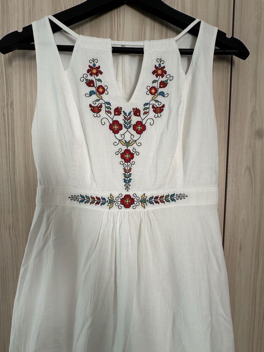 Бяла рокля с шевици и червено сако