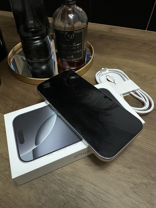 iPhone 16 Pro White Titanium 128GB 98% Sanatate baterie garantie Mai
