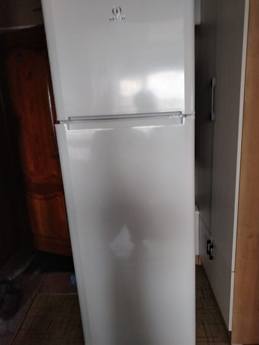 Продаётся холодильник Индезит. Высота 1.85. В хорошем состоянии.