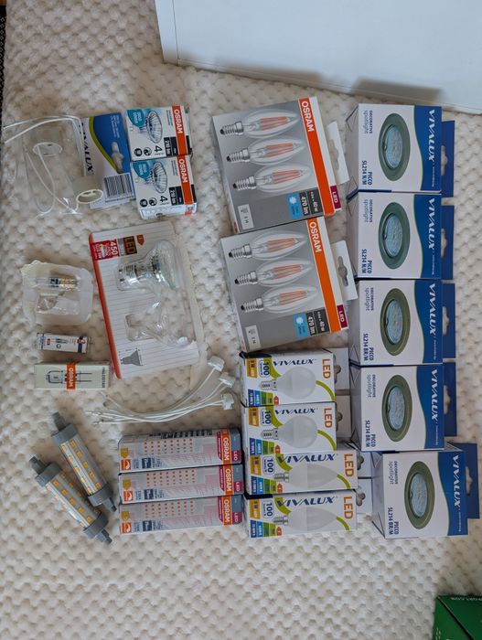 Разнообразни LED крушки и фасунги