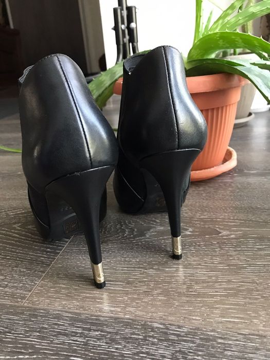 Tocuri Guess in stare perfecta marimea 38