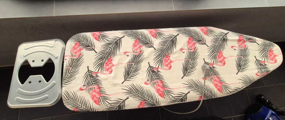 Masă de calcat cu priza