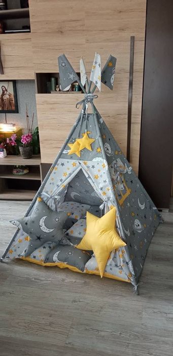 Детска палатка в жълто и сиво на тема космос