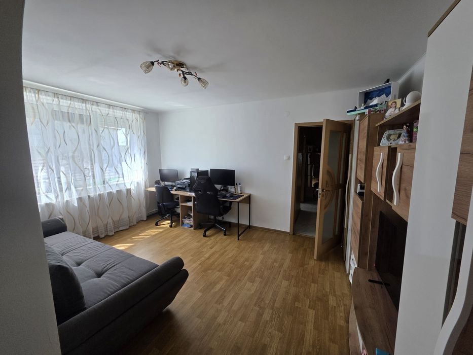 Vând apartament semidecomandat