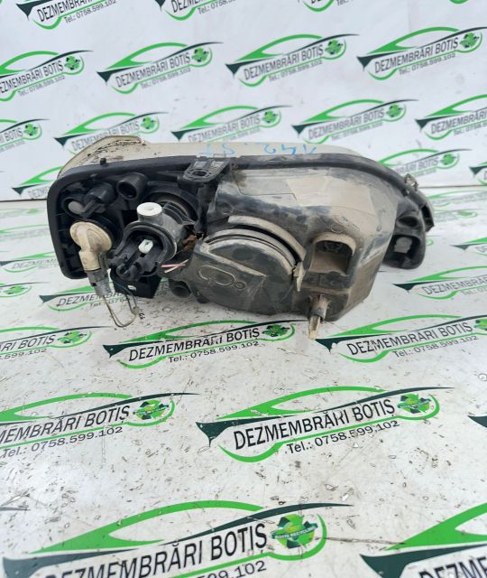 Far stanga Dacia Logan prima generatie