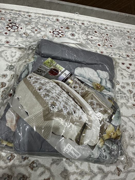 Продам два набора прстельного белья и покрывало