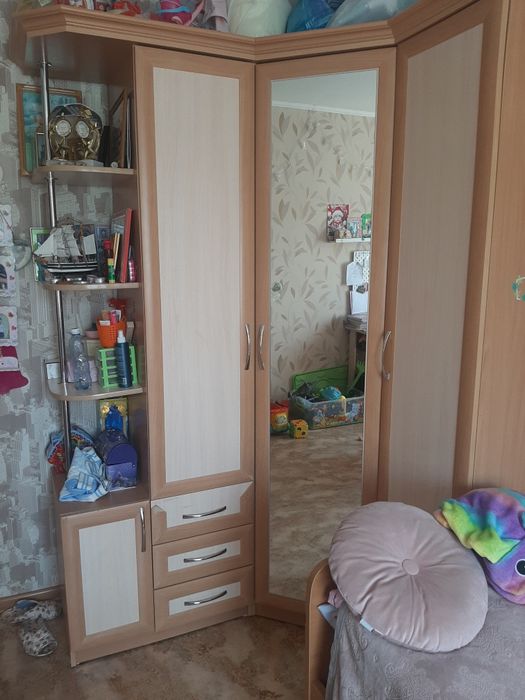 Шкаф угловой вместительный