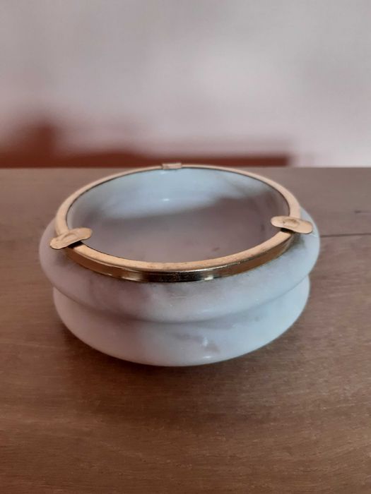 Пепелник мраморен, масивен с месингов обков