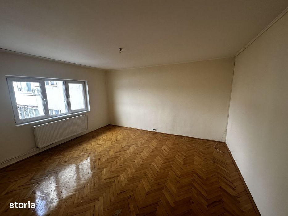 Apartament cu 4 camere de vanzare,etaj intermediar,str. Ec. Teodoroiu