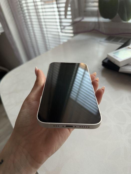 IPhone 13( бял, използван, батерия 78%)