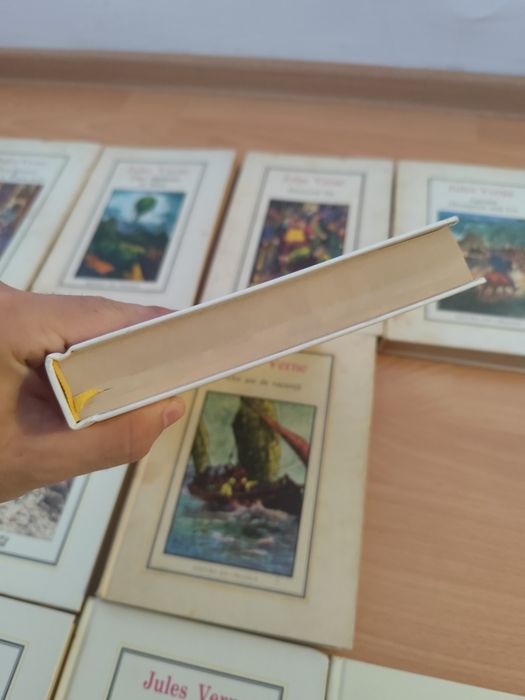 Vând colecție cărți Jules Verne la pachet