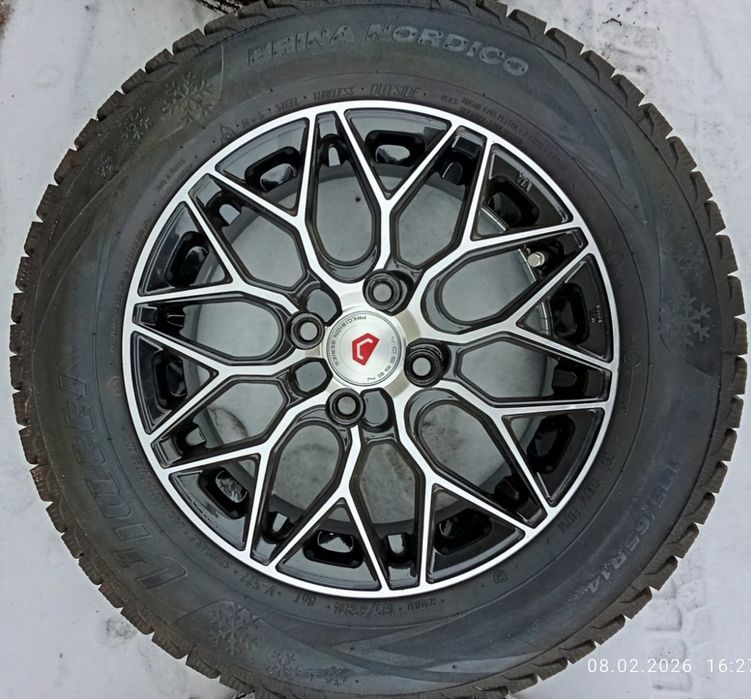 Продам диски и резину.