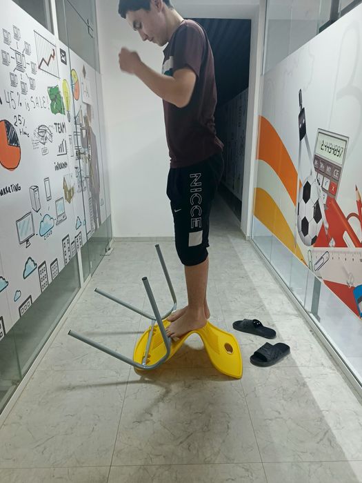 Zamonaviy ergonamik parta va stul sotiladi.