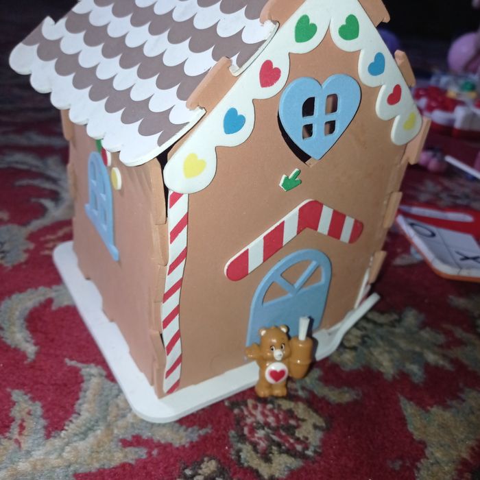 Коледна къщичка с детски играчки