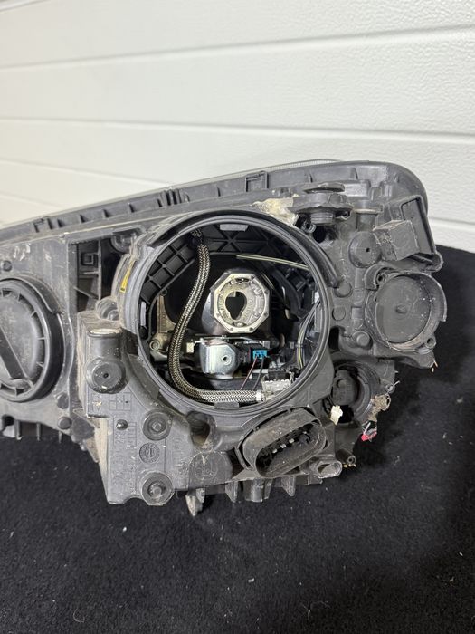 Far dreapta cu xenon Skoda Yeti 2013 - 2017 cu prinderi rupte