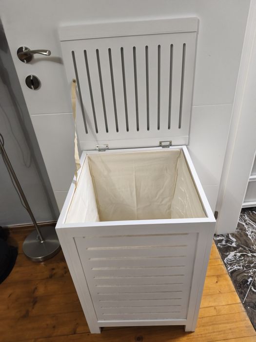 Стилен кош за пране 86L от бял бор – голям и елегантен за баня/спалня