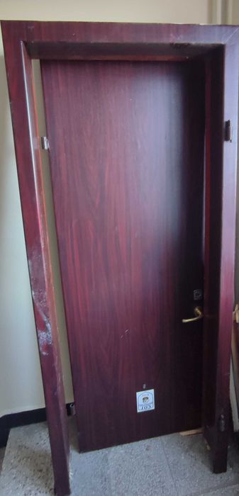 Метална входна врата