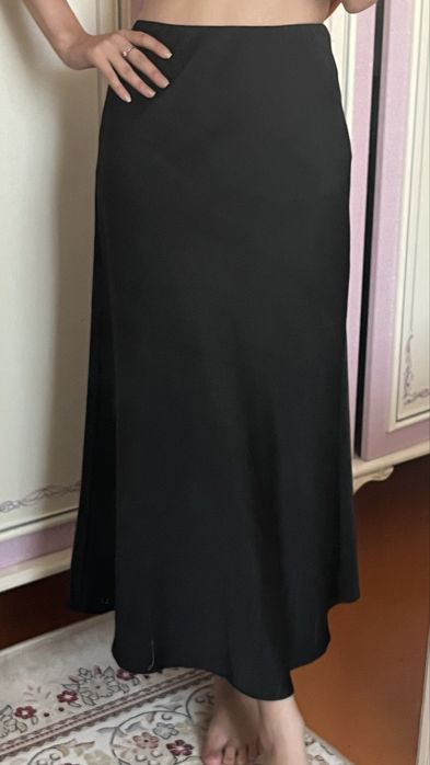 Атласная юбка черного цвета