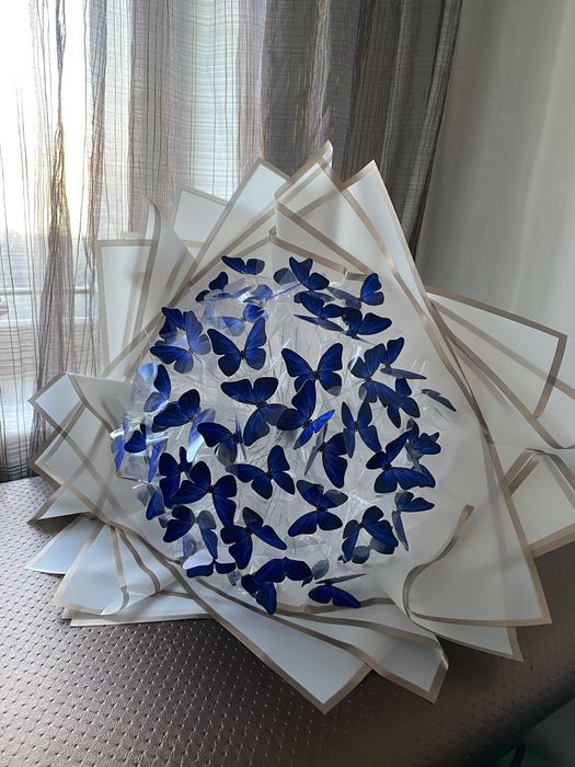 Букеты из роз и бабочек