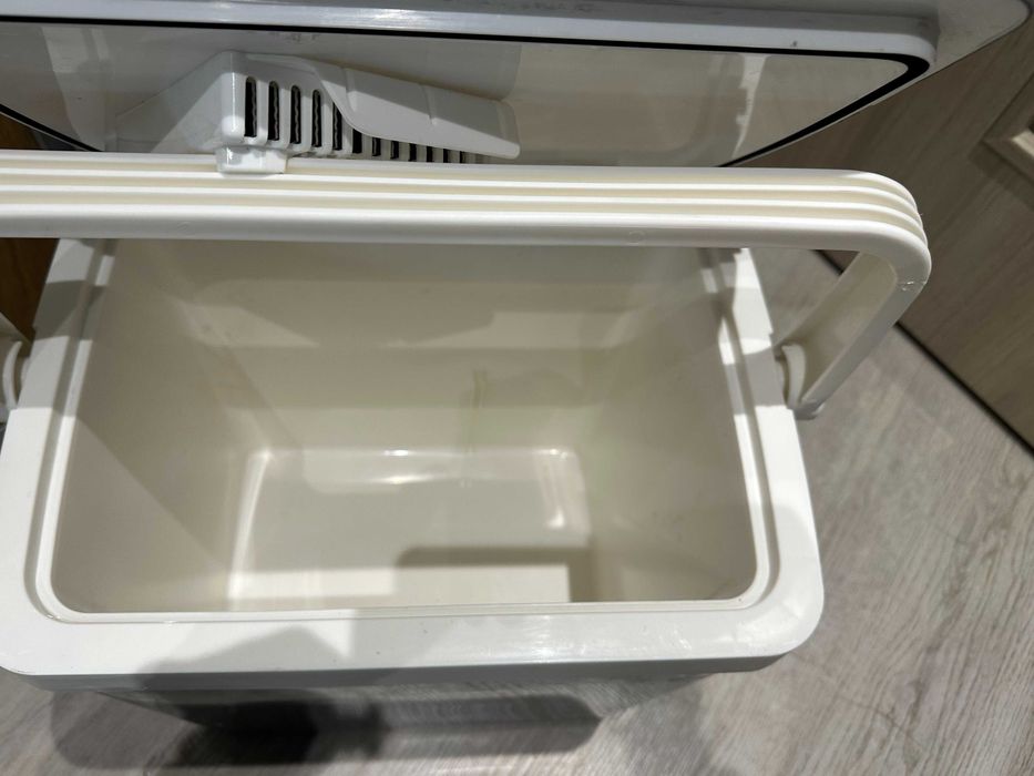 Хладилнa чанта First - , 32л, 12V-220V студено