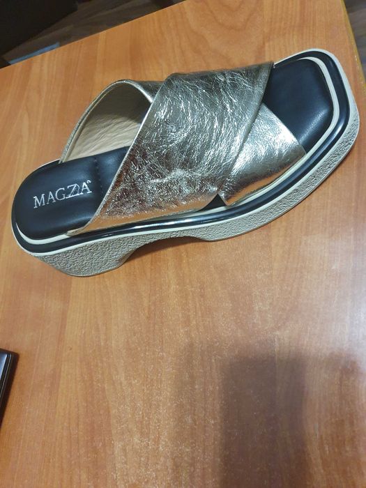 Женские шлепанцы