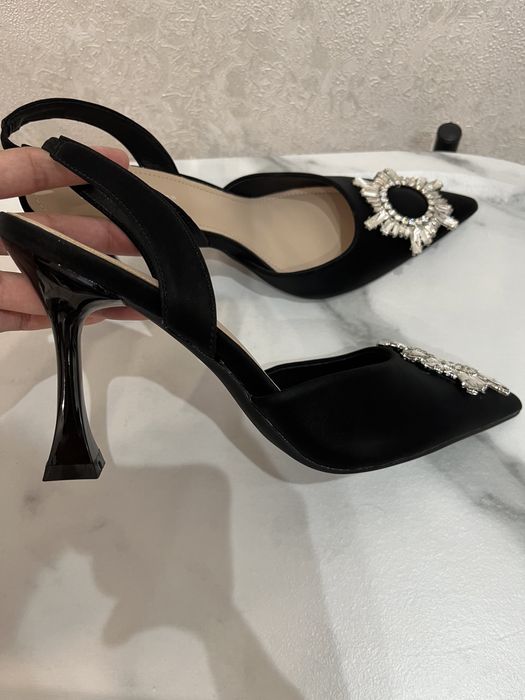 Новые черные туфли 37 размер