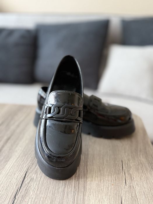 Лачени лоуфъри с дебела подметка