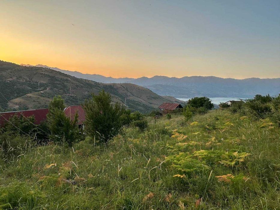 ЧИМГАН ,дом продаётся с большим участком и хорошей локацией