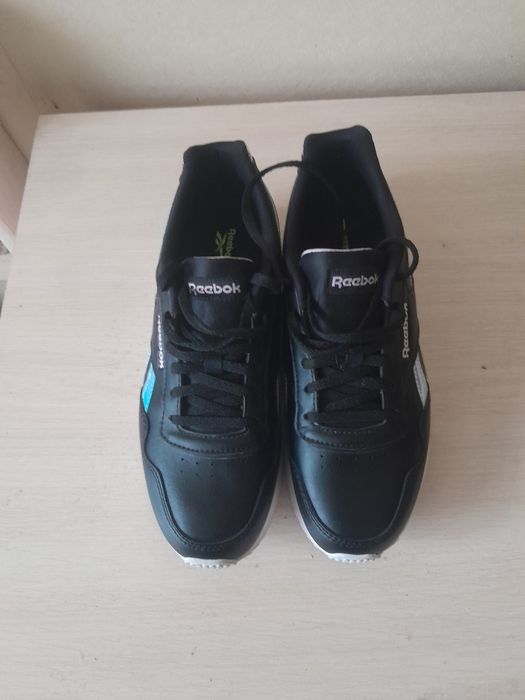 Продам кроссовки кожаные