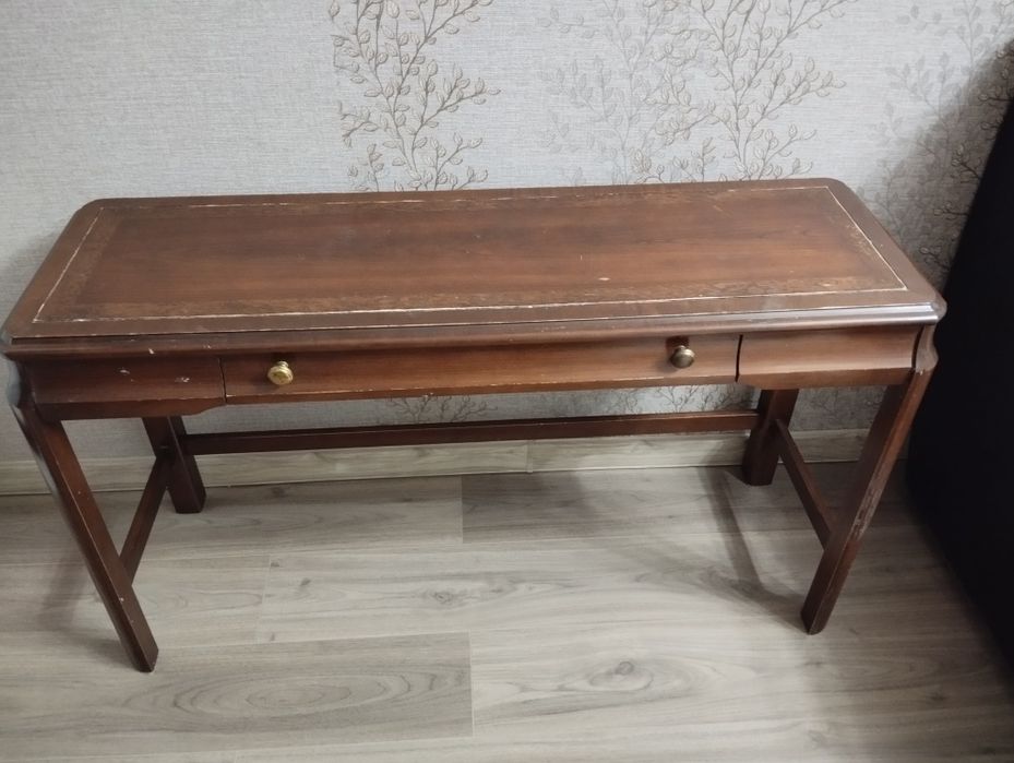 Столик из дерева