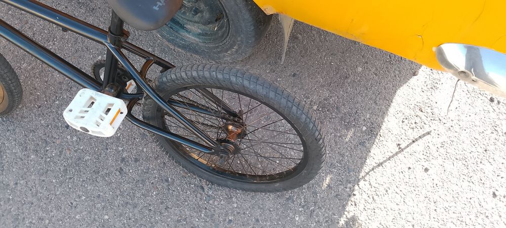 Велосипед BMX в подержанном состоянии