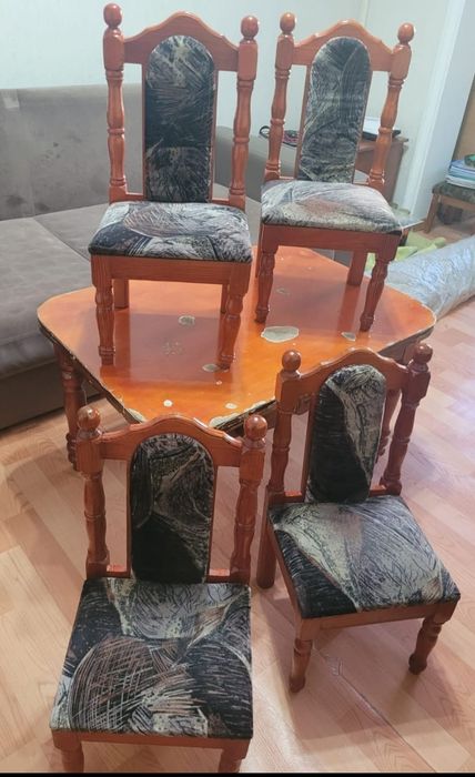 Журнальный столик и к нему 4 стулья (95×67)