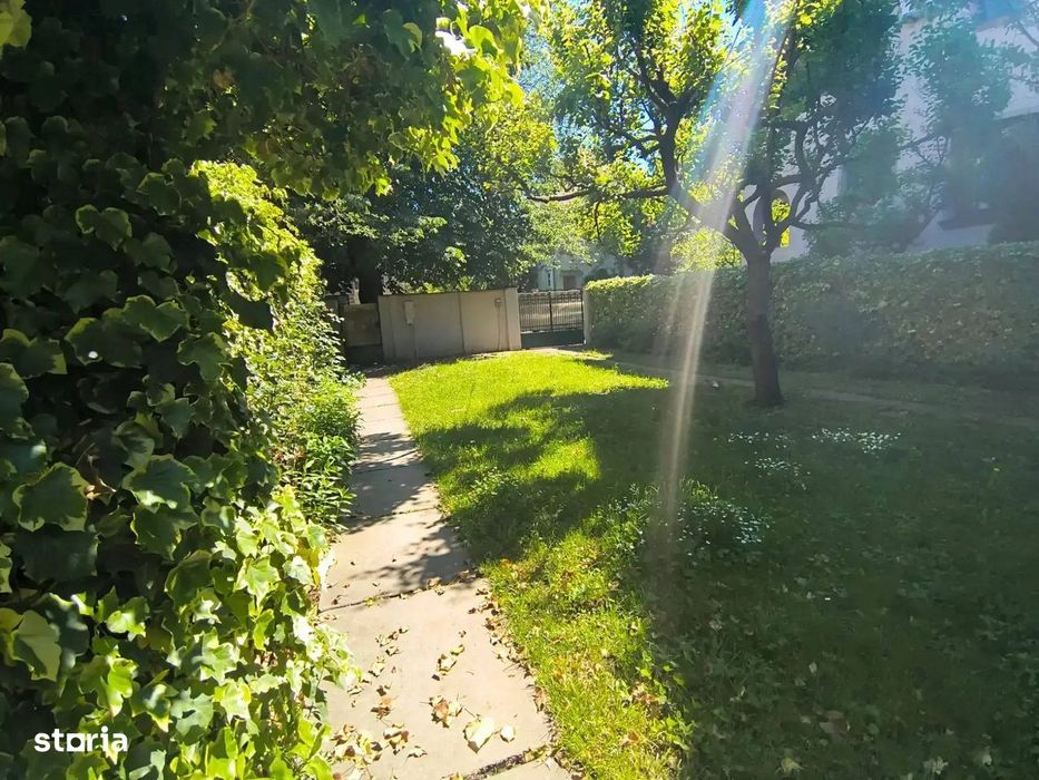 Proprietate rară: apartament 4 camere cu curte de 200 mp — fotografia 1