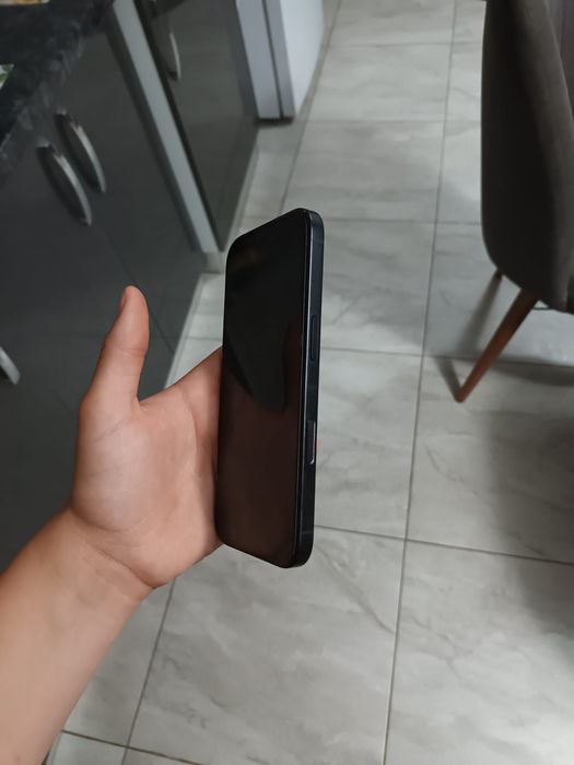 Vând urgent Iphone 16 128GB ușor negociabil