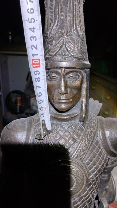 Залотой Человек статуэтка.